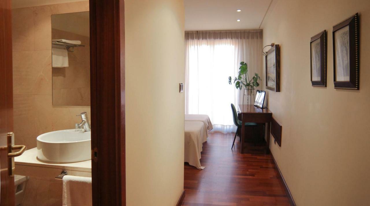 Hotel Garelos Betanzos Bagian luar foto